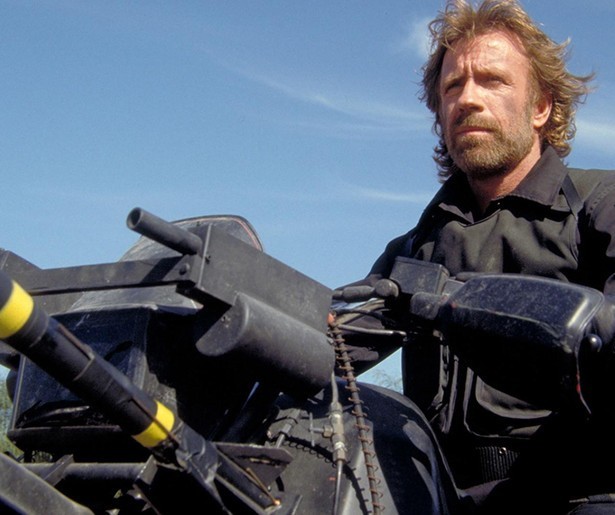 Chuck Norris bevrijdt gijzelaars in The Delta Force