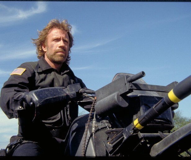 Chuck Norris bevrijdt gijzelaars in The Delta Force