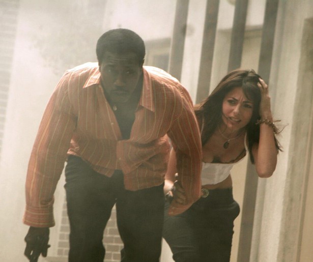 Silvia Colloca brengt Wesley Snipes in gevaar in The Detonator