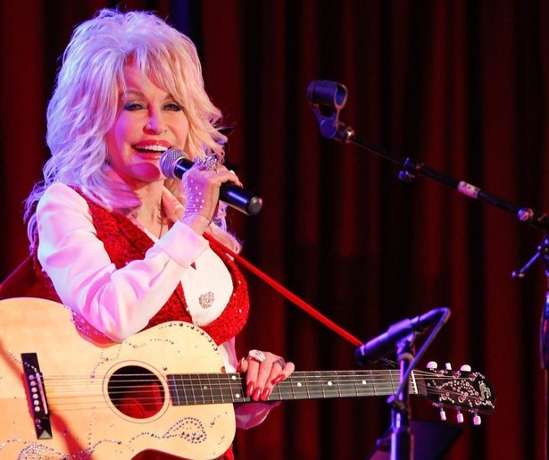 The Dolly Parton Story: From Rags to Rhinestone belicht het bijzondere leven van Dolly Parton