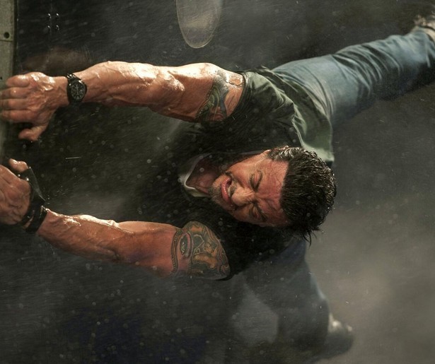 Sylvester Stallone moet een dictator uitschakelen in The Expendables