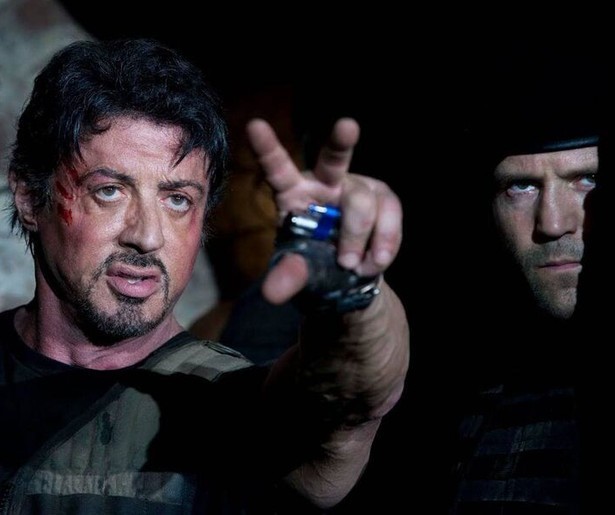 Sylvester Stallone doet alles om Giselle Itié te beschermen in The Expendables