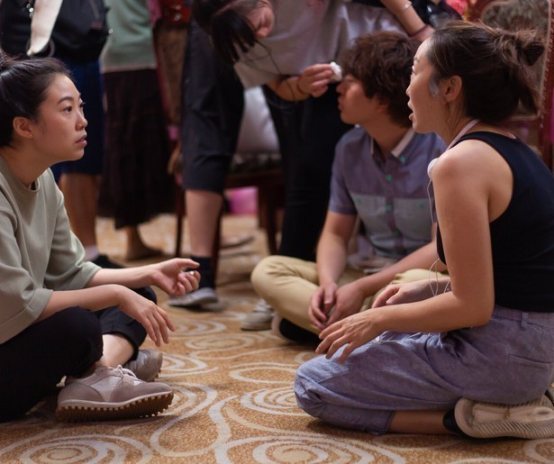 Awkwafina moet liegen tegen haar oma in The Farewell