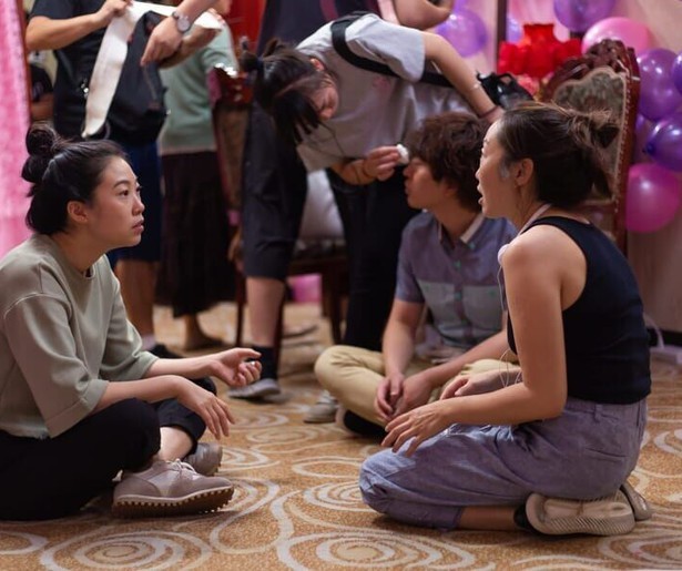 Awkwafina vertelt haar oma niet compleet de waarheid in The Farewell