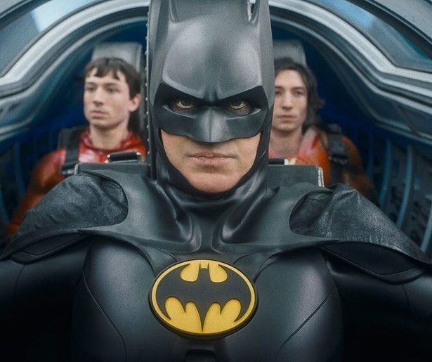 Ezra Miller gaat ver om zijn ouders te redden in The Flash