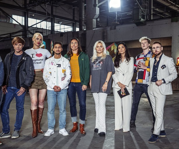 De deelnemers staan in de startblokken voor het nieuwe spel The Genius