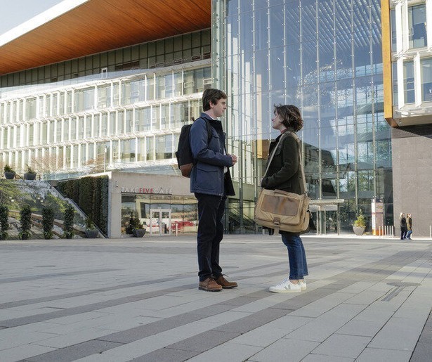Demonstrerende jongeren met schotwond op operatietafel
