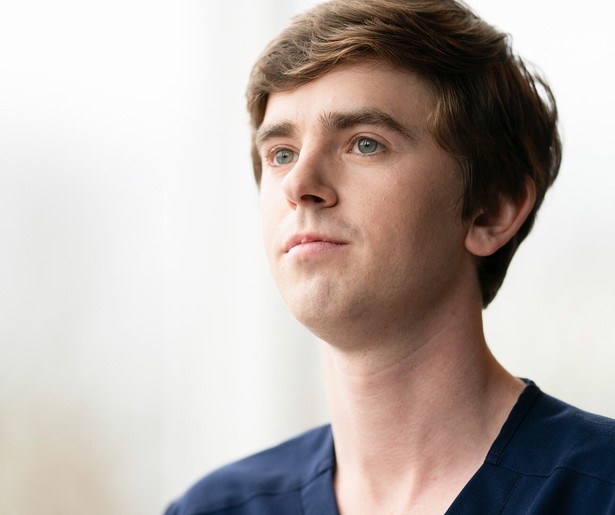 Freddie Highmore omringt zich met allerlei baby's in The Good Doctor
