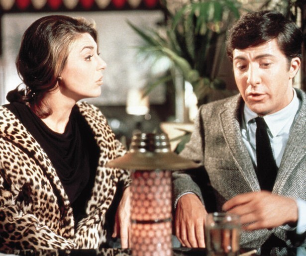 Dustin Hoffman wordt verleid door een oudere vrouw in The Graduate