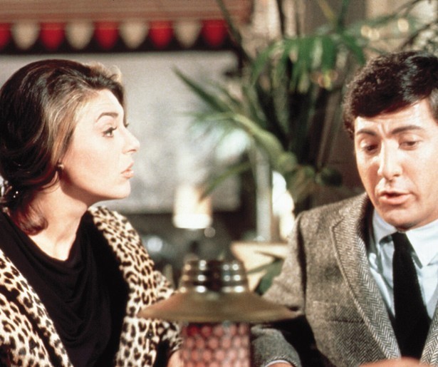 Dustin Hoffman wordt verleid door een oudere vrouw in The Graduate