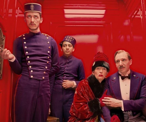 Ralph Fiennes heeft een hotel te runnen in The Grand Budapest Hotel