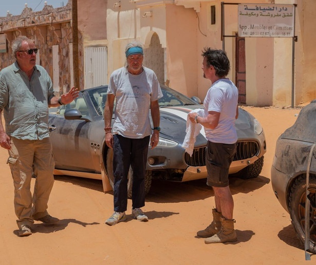 Jeremy Clarkson, Richard Hammond en James May scheuren door de Sahara in The Grand Tour