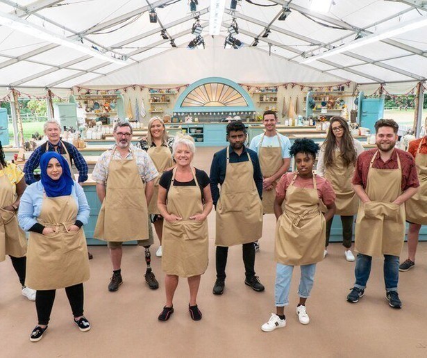 Bakkers maken pudding in The Great British Bake-off