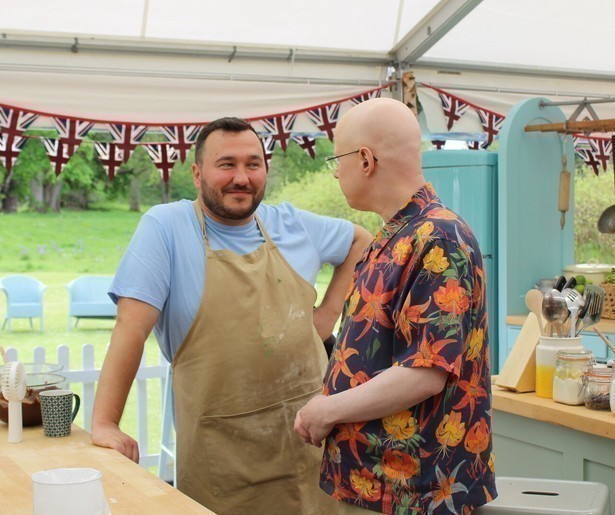 Kandidaten The Great British Bake Off wagen zich aan macarons