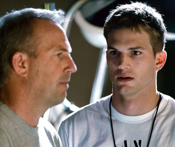 Kevin Costner en Ashton Kutcher trotseren de golven in The Guardian