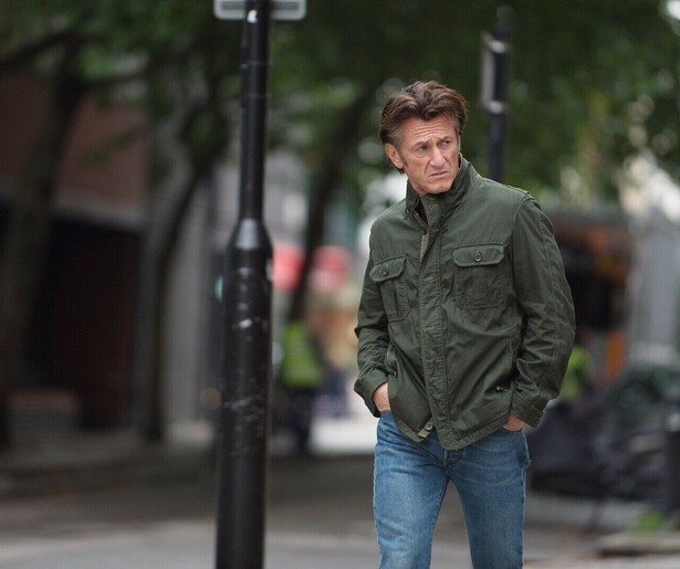 Sean Penn is in gevaar in The Gunman