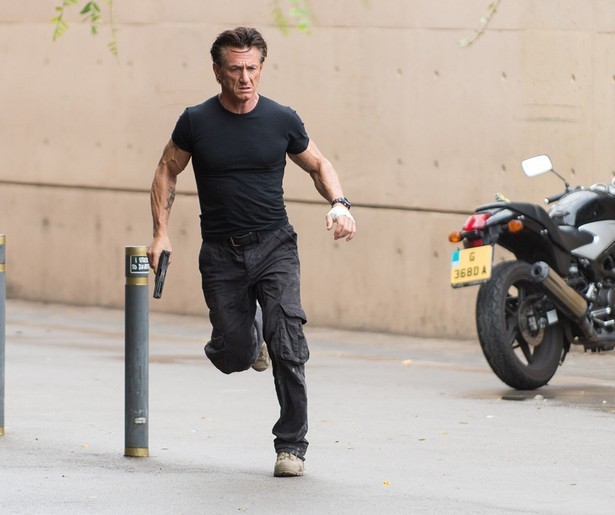 Sean Penn is in gevaar in The Gunman