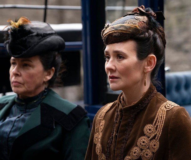 Claire Cooper probeert de gemoederen te bedaren in The Hardacres