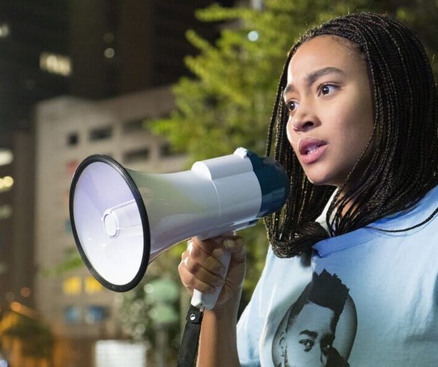 Amandla Stenberg heeft het zwaar in The Hate U Give op Viaplay TV