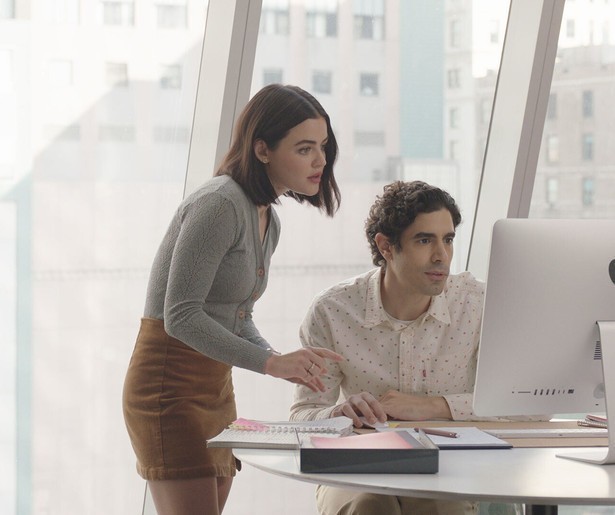 Lucy Hale blijkt haar collega toch niet zo te haten in de The Hating Game