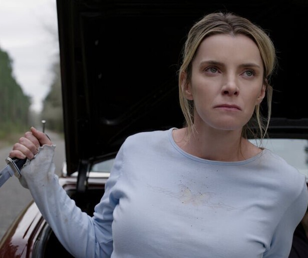 Betty Gilpin vreest voor haar leven in satirische thrillerfilm The Hunt