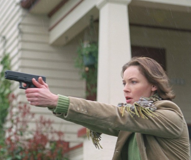 Connie Nielsen moet Benicio Del Toro zien te stoppen in The Hunted