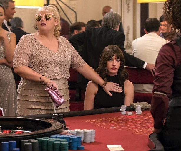 Anne Hathaway en Rebel Wilson zijn plots professionele oplichters in The Hustle