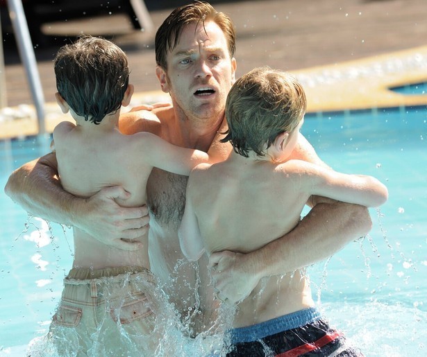 Een tsunami drijft een gezin letterlijk uit elkaar in The Impossible