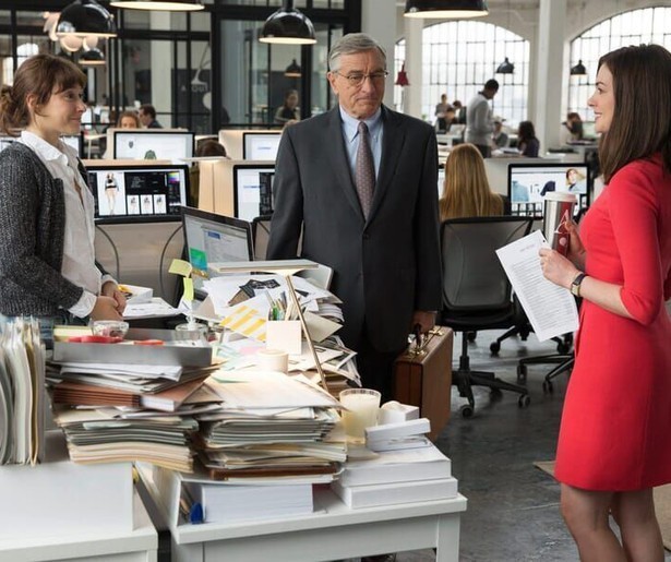 Robert De Niro maakt naam als senior stagiair in The Intern op Net 5