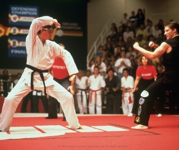 Ralph Macchio leert zich verdedigen in The Karate Kid
