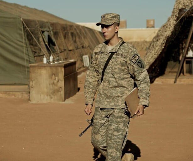 Nat Wolff weet even niet meer wat hij moet doen in The Kill Team