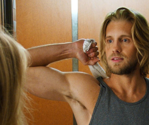 Kate Upton en Alexandra Daddario willen een brandweeman aan de haak slaan in The Layover