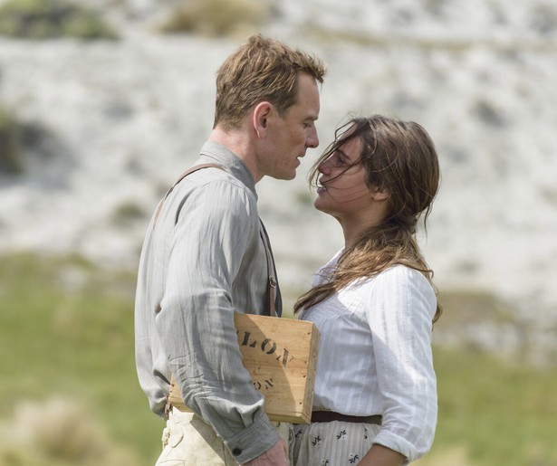 Fassbender en Vikander adopteren een aangespoelde baby