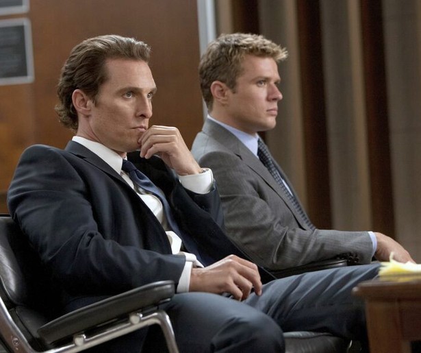 Matthew McConaughey cruiset door de rechtszaal in The Lincoln Lawyer