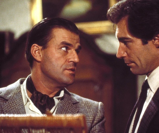 Timothy Dalton redt Jeroen Krabbé in James Bondfilm The Living Daylights