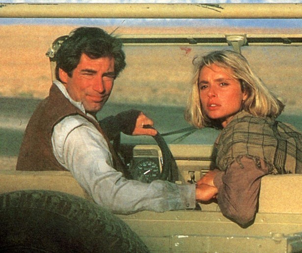 Timothy Dalton moet Maryam d'Abo van zich af weten te schudden in The Living Daylights