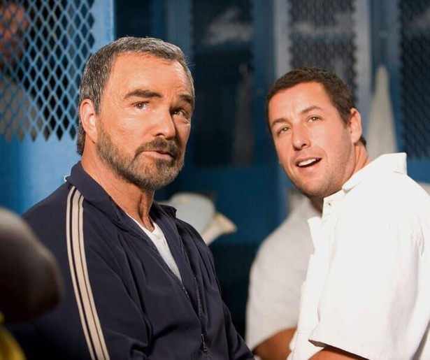 Adam Sandler speelt een spelletje met gevangenisbewakers in The Longest Yard