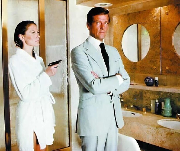 Roger Moore laat zich niet tegen houden door M in de James Bond-film The Man with the Golden Gun