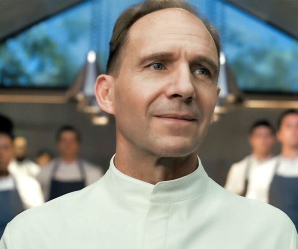 Ralph Fiennes zit vol verrassingen in The Menu op Viaplay TV