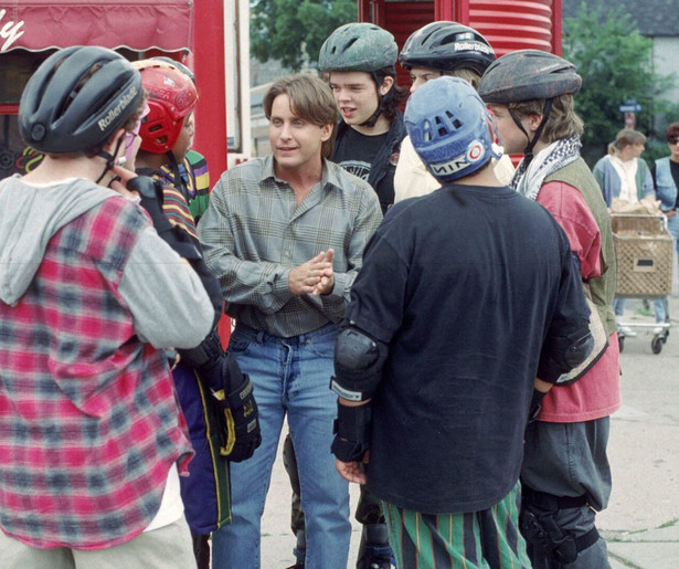 Emilio Estevez coacht een behoorlijk stuntelend team in The Mighty Ducks