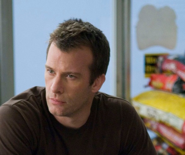 Thomas Jane moet ontkomen aan allerlei gevaarlijke wezens in The Mist