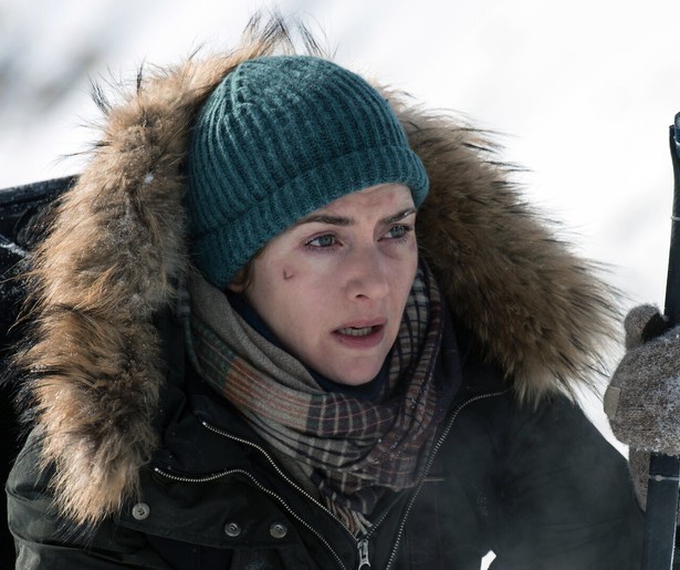 Idris Elba en Kate Winslet stranden in de sneeuw in The Mountain Between Us