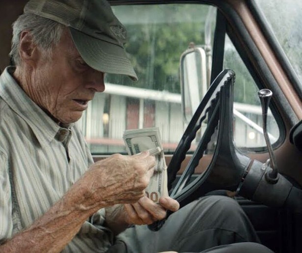 Clint Eastwood smokkelt er lustig op los in The Mule