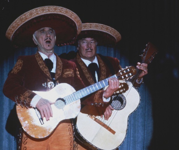 Leslie Nielsen zorgt voor chaos in The Naked Gun 2 1/2: The Smell of Fear