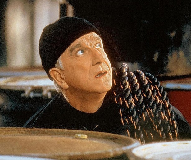 Leslie Nielsen heeft weer genoeg te doen in The Naked Gun 2 1/2: The Smell of Fear