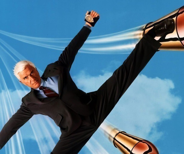 Leslie Nielsen krijgt het weer eens flink voor zijn kiezen in The Naked Gun 2 1/2: The Smell of Fear