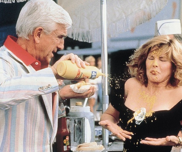 Redt Leslie Nielsen de koningin in The Naked Gun: From the Files of Police Squad!?