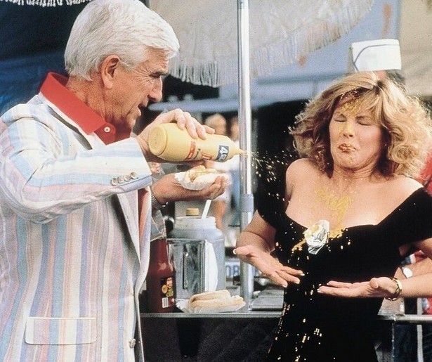 Kan Leslie Nielsen de koningin redden in de actiekomedie The Naked Gun: From the Files of Police Squad!?
