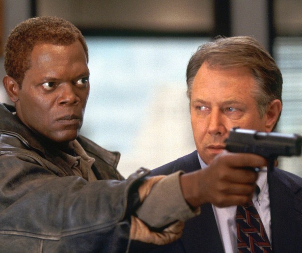 Samuel L. Jackson gijzelt zijn vervelende collega's in The Negotiator