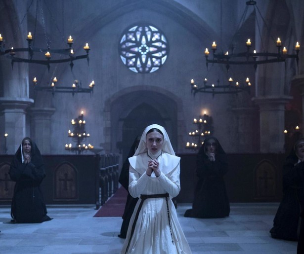Taissa Farmiga moet de boosaardige Valak zien uit te drijven in The Nun